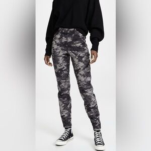 SPANX Stretch Twill Cargo Jogger Pants - Size Large Blackwash Camo 20319R